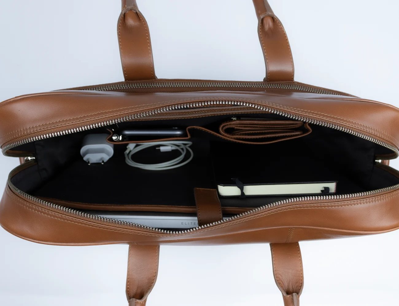 Bagtrainer - San Francisco Laptoptas - Gemaakt uit hoogwaardig volnerfleer in de kleur tan, met een minimalistisch, functioneel en duurzaam design.