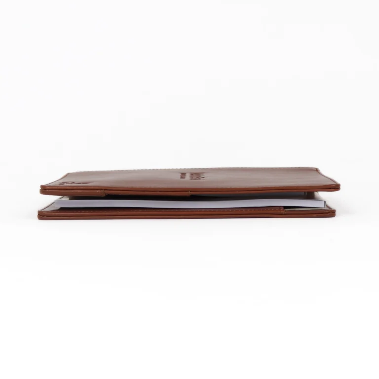 Bagtrainer - VisionBook A5 - Gemaakt uit hoogwaardig volnerfleer in de kleur tan, met een minimalistisch, functioneel en duurzaam design.