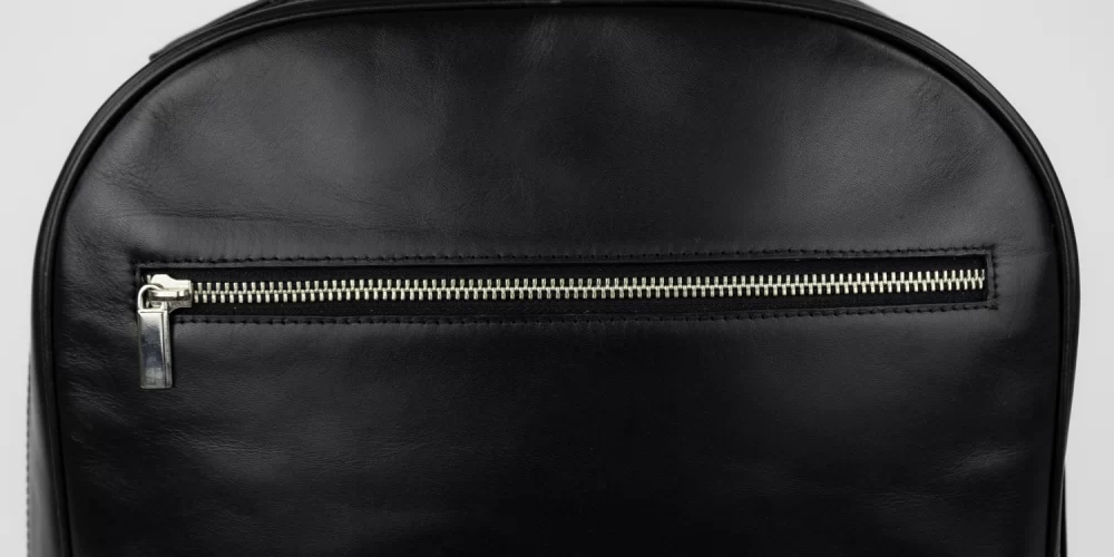 Bagtrainer - Amsterdam Rugtas - Gemaakt uit hoogwaardig volnerfleer in de kleur zwart, met een minimalistisch, functioneel en duurzaam design.
